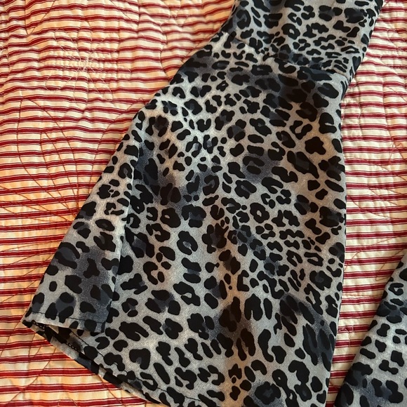 Black and White Wrap Romper with Long Bell Sleeves Sz M - Picture 2 of 7